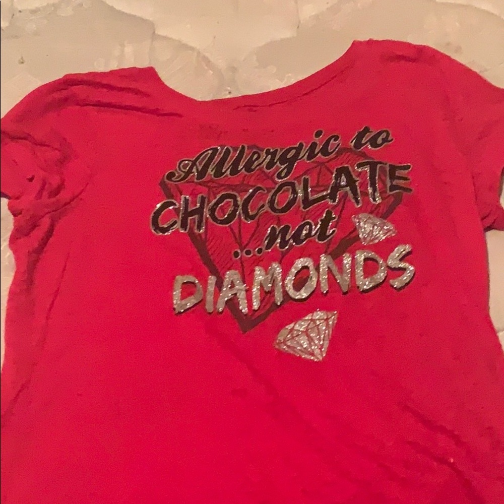 Short sleve red thin T-shirt.